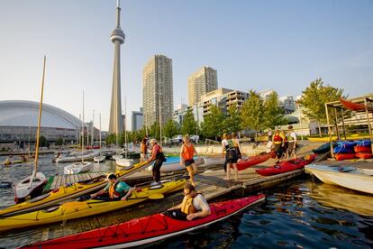 Un grupo de gente monta en canoa en Toronto (Canadá).