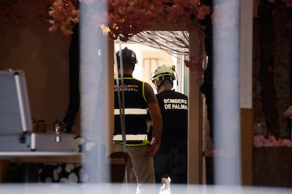 Agentes de la Policía Nacional y de los Bomberos de Palma investigan en el interior del local siniestrado en Playa Palma, el 24 de mayo.