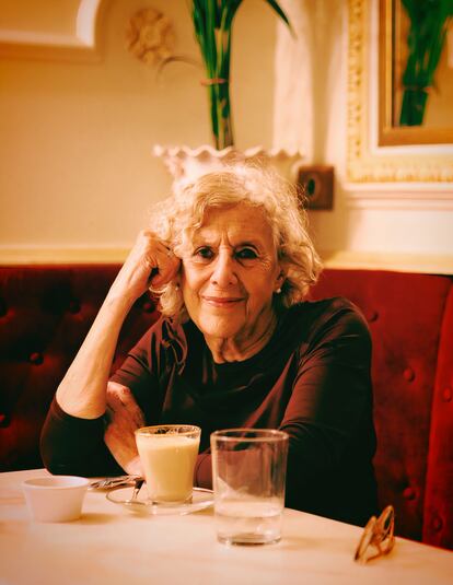 La exalcaldesa de Madrid Manuela Carmena, delante de un café en el madrileño local Manuela.