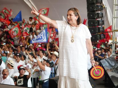 Xóchitl Gálvez saluda a simpatizantes durante un mitin en Veracruz (México), el 26 de mayo de 2024.