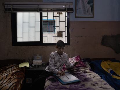 Rahif Almeari, artista palestino de 13 años, dibuja en su habitación. En las paredes, el rastro de los agujeros de las balas del último estallido de violencia en Ein el Hilweh, el mayor campamento de refugiados palestinos en el Líbano.