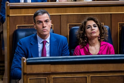 El presidente del Gobierno, Pedro Sánchez, junto a la vicepresidenta primera, María Jesús Montero, este miércoles durante la sesión de control al Gobierno en el Congreso.