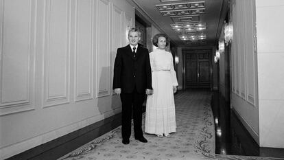 El dictador de Rumanía, Nicolae Ceausescu y su mujer Elena posan juntos en un acto oficial.