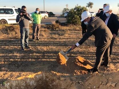 Colocación de la primera piedra del tanatorio de Mairena del Alcor, en una imagen de archivo.