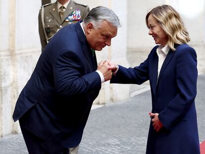 El primer ministro húngaro, Viktor Orbán, saluda a su homóloga italiana, Giorgia Meloni, en su encuentro en el Palazzo Chigi de Roma este lunes.