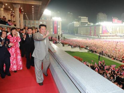 El líder de Corea del Norte, Kim Jong-un, durante el desfile.