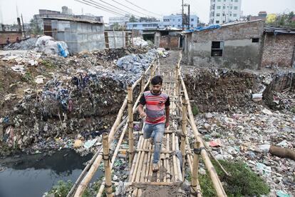 Bangladés es un país lleno de ríos, pero la gran mayoría están sobreexplotados y contaminados. Parte del caudal del río Buriganga se ha secado y es ahora un gran vertedero al aire libre, lleno de plástico y de basura.