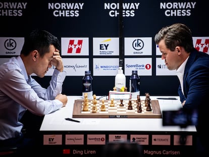 Ding y Carlsen, durante su partida de la primera ronda