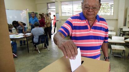 Un hombre vota en las elecciones primarias, en San Juan (Puerto Rico), en 2016.