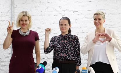 Svetlana Tijanóvskaya (centro), Veronika Tsepkalo (izquierda) y Maria Kolésnikova, en una conferencia de prensa en Minsk el 17 de julio.