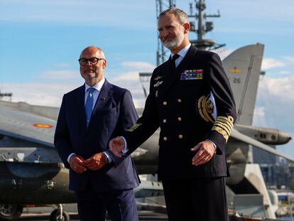 El rey Felipe VI junto al presidente de la República de Estonia, Alar Karis, visitan el portaviones Juan Carlos I, este domingo en Tallin (Estonia).