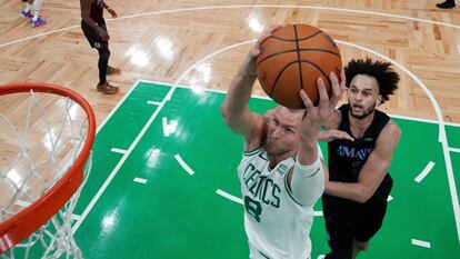 El pívot letón Kristaps Porziņģis, de los Celtics de Boston, justo antes de hacer un mate contra los Dallas Mavericks este jueves.
