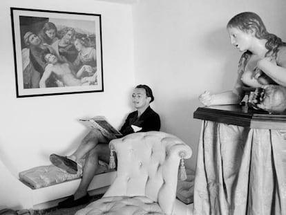 Dalí, en 1951 en la biblioteca de su casa de Portlligat (Girona).