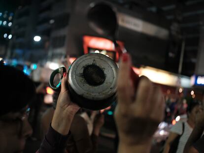 Protesta en las calles de Buenos Aires por las medidas económicas de Javier Milei.