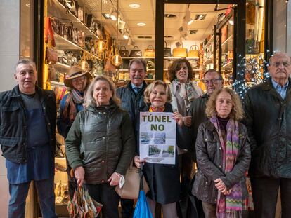 Vecinos y comerciantes de Chamartín posan en diciembre delante de una zapatería con un cartel contra el proyecto del túnel en la calle Padre Damián, junto al Bernabéu.