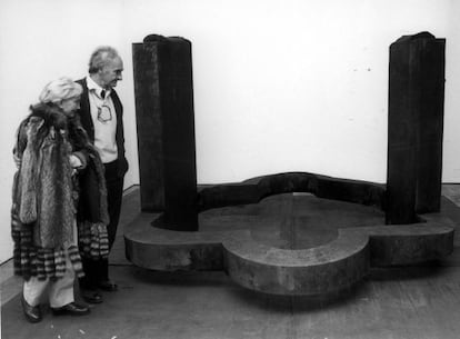 Eduardo Chillida y su mujer, Pilar Belzunce, delante de la escultura del artista vasco titulada &#039;De m&uacute;sica&#039;, en 1989. 