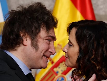 Javier Milei e Isabel Díaz Ayuso, durante el acto oficial en la sede de la Comunidad de Madrid, el viernes.