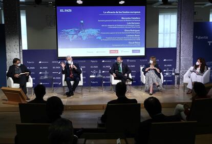 Mesa redonda 'La eficacia de los fondos europeos'. Desde la izquierda, Claudi Pérez, moderador y corresponsal político-económico de EL PAÍS; Luis Garicano, jefe de la delegación de Ciudadanos en el Parlamento Europeo; Lorenzo Amor, presidente de la Federación Nacional de Asociaciones de Trabajadores Autónomos-ATA y vicepresidente de la CEOE; Elvira Rodríguez, vicesecretaria general de Acción Sectorial del Partido Popular y diputada; y Mercedes Caballero Fernández. secretaria general de Fondos Europeos del Ministerio de Hacienda.