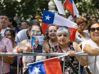 Una mujer sostenía el miércoles una fotografía de Sebastián Piñera, mientras esperaba la llegada de su féretro ante el antiguo Congreso, en Santiago.