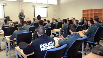 Alumnos de la Academia de Oficiales de la Guardia Civil, durante una clase.