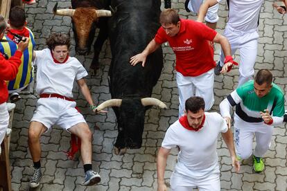 Los mozos seguidos de los veloces toros de Jandilla, durante el sexto encierro.