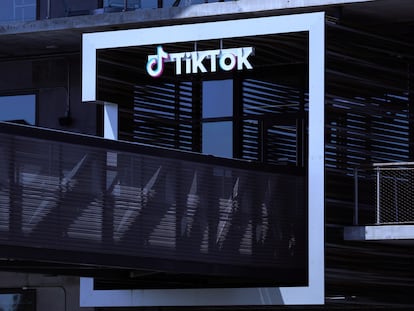 Logo de TikTok en unas oficinas en Los Angeles, en una imagen del 24 abril.