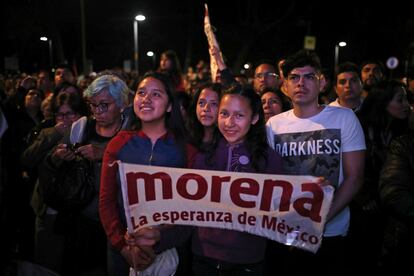 Simpatizantes del partido Morena festejan en el Zócalo de la Ciudad de México, el 1 de julio de 2018.