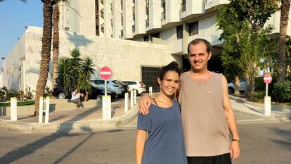 Yamit Bar y Enosh Katz, frente al hotel en el que están evacuados.