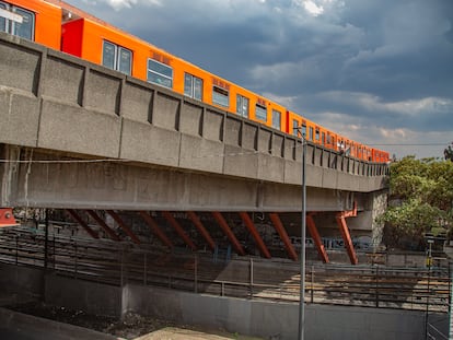 Paso del metro sobre los refuerzos colocados a las grapas que sostienen el tramo elevado de la estación Pantitlán de la Línea 9, el pasado 12 de abril.