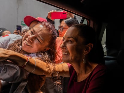 Claudia Sheinbaum saluda a sus seguidores abordo de su coche en el Valle de Chalco.