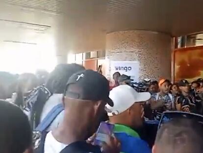 Pasajeros cubanos protestan en el aeropuerto de La Habana.