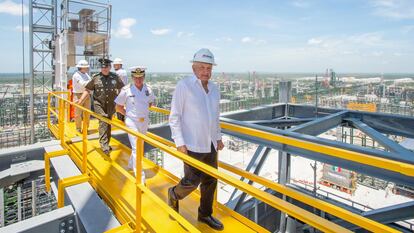 López Obrador durante el recorrido de la refinería en 2022