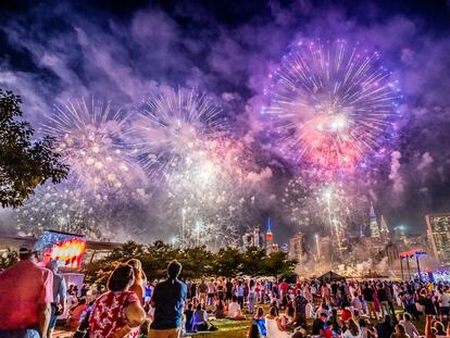 Espectadores reunidos en Queens para ver el  espectáculo de fuegos artificiales de Macy’s, el 4 de julio de 2022.