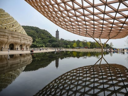 El faraónico Centro Budista de la Montaña Niushou de Nanjing, capital de la provincia de Jiangsu (China).