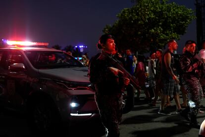 Agentes de policía patrullan la zona donde se llevará a cabo el espectáculo. 