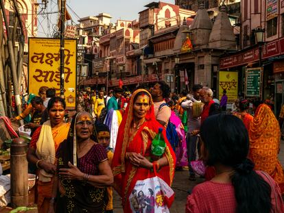 Devotos hindúes se reúnen cerca del templo Kashi Vishwanath en Varanasi (India) el pasado 13 de mayo.