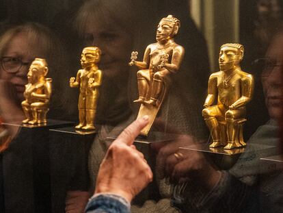 Visitantes miran unas piezas del tesoro de Quimbaya expuestas en el Museo de América en Madrid.