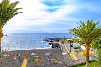 La mirada adiestrada de Adolfo García (Santa Cruz de Tenerife, 1976) es fruto de 34 años anticipando desgracias. De ahí que prefiera la denominación de guardavidas: “Se socorre cuando el accidente ya se ha producido”. Y es que en Canarias fallecen más personas en el medio acuático —el 75% mientras ondeaba la bandera roja— que en la carretera. A García suele vérsele concentrado en la bonita playa de la Arena, cuidando también de la parcelación por colores de los bañistas.