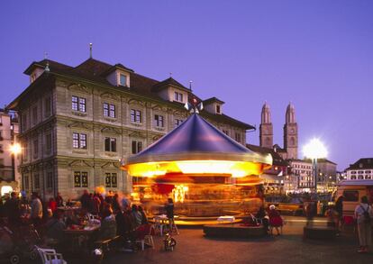 Carrusel en el puente de Rathaus de Zürich (Suiza).