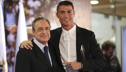 Florentino P&eacute;rez y Cristiano en el acto de la renovaci&oacute;n del jugador, en noviembre de 2016.