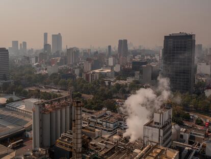La Ciudad de México con baja visibilidad debido a la contaminación del aire, en una fotografía de archivo.