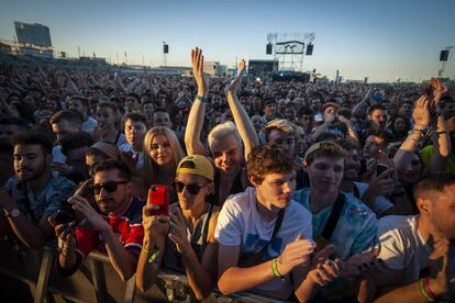 Seguidores de la cantautora canadiense Carly Rae Jepsen, durante su actuación el viernes.