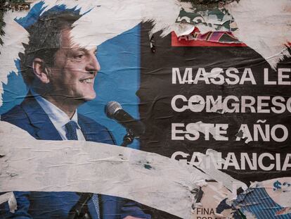 Un cartel de una campaña contra Sergio Massa, en el barrio de Belgrano en Buenos Aires (Argentina).