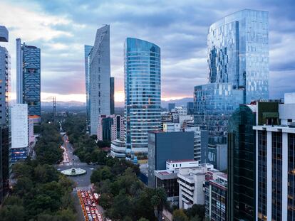 Vista panorámica de Paseo de la Reforma en Ciudad de México.