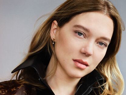 Léa Seydoux lleva cazadora bómber de cuero con cremallera y pendiente de botón Idylle Blossom, todo de LOUIS VUITTON.