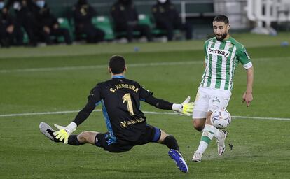 Fekir lanza desviado en una acción de peligro contra Herrera en el pasado Betis-Osasuna.