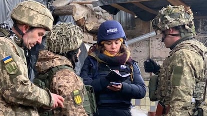La periodista María Sahuquillo, corresponsal en Moscú, charla con militares en el Donbás, días antes de la invasión de Rusia en Ucrania.