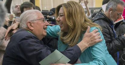 Susana D&iacute;az saluda a un miembro de la mesa electoral antes de votar en Sevilla.