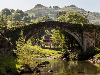 El Puente Mayor de Liérganes (Cantabria), con los Picos de Busampiro al fondo.