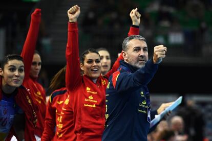 La selección española venció a Noruega (22-28), tres veces campeona, y luchará el domingo por el oro contra Holanda, que a primera hora fulminó a la gran favorita, Rusia (32-33). En la imagen, el entrador de la selección de España, Carlos Viver, celebran un tanto durante el encuentro.